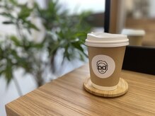 パーツ(parts)の雰囲気（オーナーのメガネをイメージしたロゴがお迎えします。）