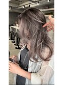 レイヤーボブハイライトブリーチレイヤーハイトーングレージュ