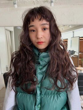 アデ オモテサンドウ(ade omotesando) 縦落ちのカールとレイヤーと癖感を足した黒髪スタイル