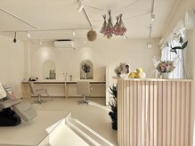 リリー(Lily.)の雰囲気(明るい空間とドライフラワーたちがお迎えします*)