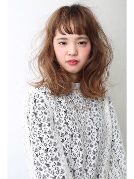 イソラブル(ISOLA-blu) 【ショートバングでキュート】ピュアベージュ×ふんわりミディ