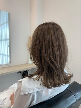 ムク(MUKU) 外ハネ×ミディアム×グレージュ