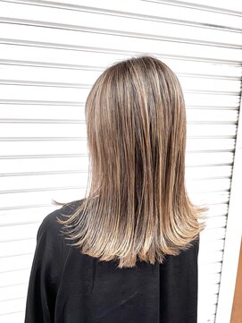 アッシェオレン(Ashe oleng) otona  ハイライトでベージュ系カラー