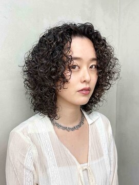 トオ(TOH) くるくるパーマカーリーヘアハードパーマレイヤーウルフパーマ