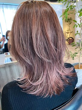 ビーツ(beats) ミディアムレイヤーカット ×ピンク