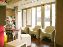 ヘアースペースブルーム プリュス 石橋店(HAIR SPACE BLOOM plus)の雰囲気（<石橋店>燦々と光が差し込み明るい雰囲気◎）