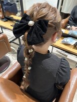 ルーツ(ROOTS)&nbsp;ハイポニー編みおろしヘアアレンジ