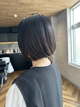 サクラ 岐阜(SAKURA) 表面のレイヤーで動きのあるボブスタイル