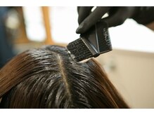 のびても気にならないグラデーション塗布テクニックと、髪のお悩み改善のこだわりブレンドカラー。