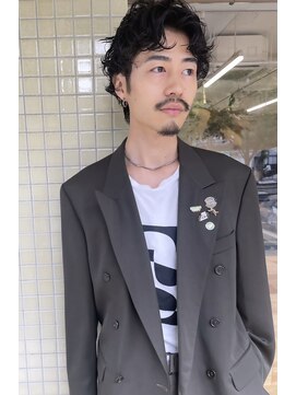 シロ(siro) 【無造作パーマ×色気と抜け感のメンズスタイル】