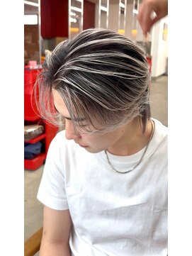 ホワイトシルバーアッシュバレイヤージュツーブロセンターパート