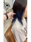 上は黒、さりげないインナーブルー SON