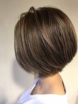 アールサロンサカエ(Rr SALON SAKAE) 【BOTANIUM滝島】束感・前下がりショートボブ