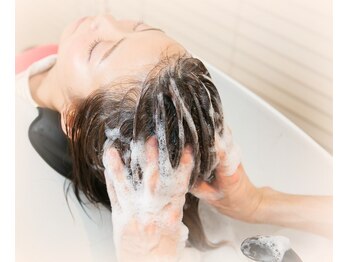 ヘアーデザイン ヴィフ(HAIR DESIGN vif)の写真/うるツヤ髪へ導く！ヘマチンの力で大人の頭皮をケアし、毛髪強化を叶えます♪
