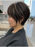 白髪を自然になじませる上品ハイライトショート