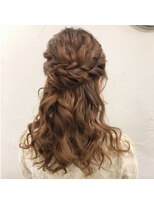 ファム(fam)&nbsp;しっかりウェーブのハーフアップ