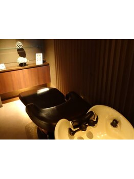 照明を落とした半個室のシャンプー台で至福のヘッドスパをご提供。毎日頑張る自分へのご褒美におすすめ◎
