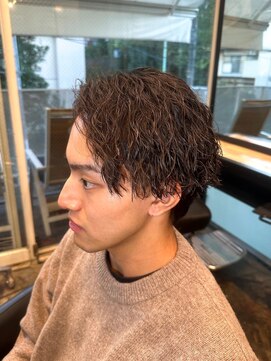 ビンゴ(BINGO) 2069フェザーショートバンク刈り上げセンターパート波打ちパーマ