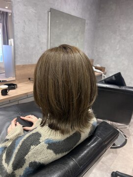 モク(mok) 外ハネレイヤーくびれボブハイライトカラー