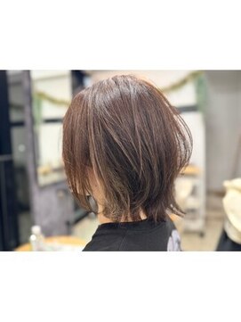 ジーツー(G2) くびれのある外ハネショート