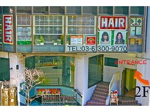 ニューエイジトラベラーズ 代々木駅前(new age travellers)の雰囲気（開放感！人目が気にならない２階 ２階のHAIRの看板が目印）