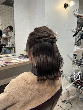 コワファーストナガサキシャンプーボーイ(COIFF1RST NAGASAKI SHAMPOO BOY) ハーフアップアレンジ