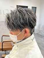 ハイライトツイストパーマアップバング短髪メッシュ