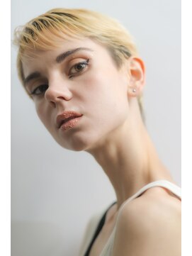 アンティ(ANTI) ベリーショート×ブロンドで作る透明感スタイル