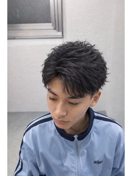 ナチュラルフェザーショート × 清潔感メンズスタイル