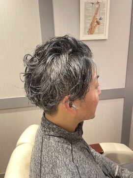 エヌドットバーバー ギンザ(N.BARBER GINZA) ツーブロック刈り上げ／グレイアッシュ/パーマ風【銀座】