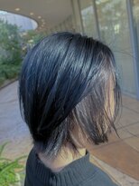 トッカ ヘアアンドトリートメント 難波店 暗めネイビー×星色シルバーのボブヘア