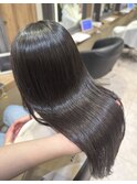 ロングリタッチでもしっかり繋がるストレートヘア