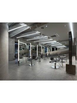 「全ての方をより美しくしたい」を掲げ、私たちは髪を通してそれを"かたち"創ります。