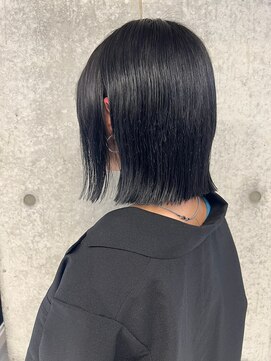 スウィープ 平尾(sweep) 切りっぱなしの前下がりボブ/偽黒染めのブルーブラック