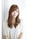 顔周りにレイヤーのはいった内巻きカール