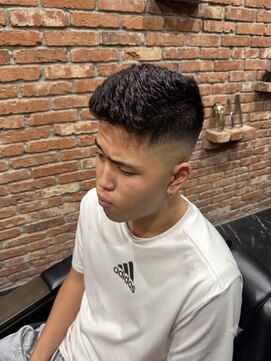 ミリオンバックス 神田店(Million Bucks) フェザーアップ スキンフェード