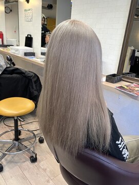 コワファーストナガサキシャンプーボーイ(COIFF1RST NAGASAKI SHAMPOO BOY) 長崎 ブリーチ2回 ホワイトベージュ