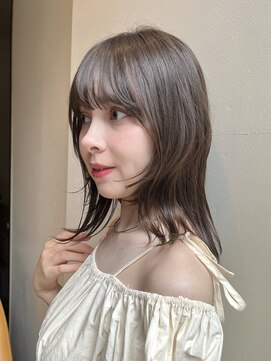 ビュートリアム265(BEAUTRIUM 265) 顔周りウルフ 外ハネミディアム オリーブグレージュ透明感カラー