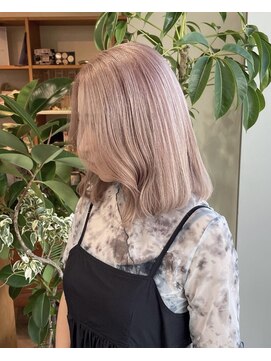 ピンクベージュ