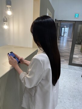 『横顔に映える艶髪』女性らしさ引き立つストレートロングヘア