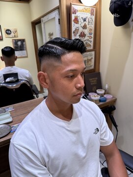 フォーコーナーズ(Four Corners) サイドパート/フェード/バーバー