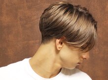 長短が効いたバランスでデザイン性を。［表参道/表参道ショートカット/表参道ショートヘア/メンズカット］