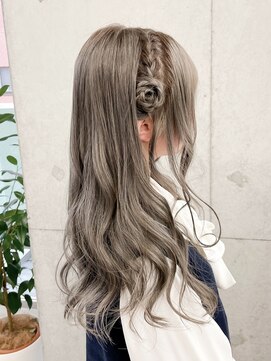 ミリィバイアヤラ 船橋店(MIRYI by ayala) ヒツジヘア/編み込みカチューシャ/シルバーカラー/1ブリーチ