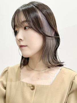 サクラ オモテサンドウ(SAKURA) ぱっつん前髪×くびレイヤー くびれボブ　インナーカラーグレー