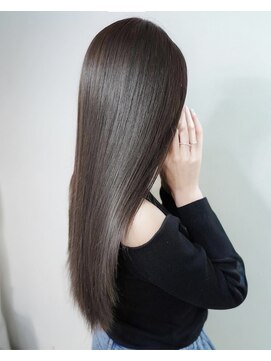 アリー 原宿 表参道(ALLY) Ally阿部 光を味方にする“シルキーブラウンストレート”の魅力