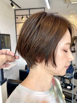 りら(Lilas) 耳にかけられる前下がりショート