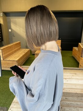 スリー(three) bob beige