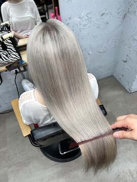 ワン(ONE) 外国人風プラチナブロンド