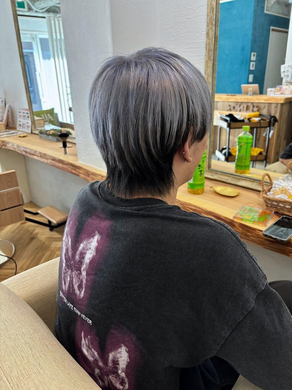 いのうえ出品ページ白いベースカラー 梨地 パターン シャツ 半袖