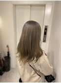 透明感のあるシルバーグレージュ